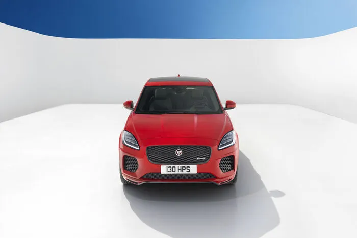 Ist die Bank komplett umgelegt, vergrößert sich das Kofferraumvolumen von 557 auf 1234 Liter. Auf Wunsch gibt es den E-Pace auch mit einer elektrischen Heckklappe samt Gestensteuerung.