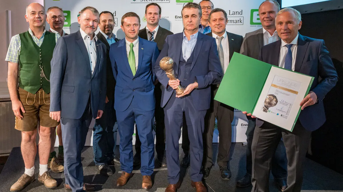 Die Vertreter der HTL Weiz durften einen Energy Globe entgegennehmen