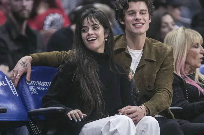 Camila Cabello und Shawn Mendes: Die beiden Musiker waren bereits von 2019 bis 2021 ein Paar. In diesem Jahr ließen sie ihre Liebe erneut aufflammen, doch wieder erlosch das Feuer. "Es ist kein böses Blut zwischen ihnen, aber ihre Beziehung hat einfach ihren Lauf genommen", sagte ein Insider exklusiv zum "Us"-Magazin.