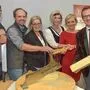 Klaus Kohlweiß, Michael Kerschbaumer, Andrea Malle, Anja Schmied, Melanie Golob und Michael Maier beim Anschnitt des ersten Granatstollenkäses