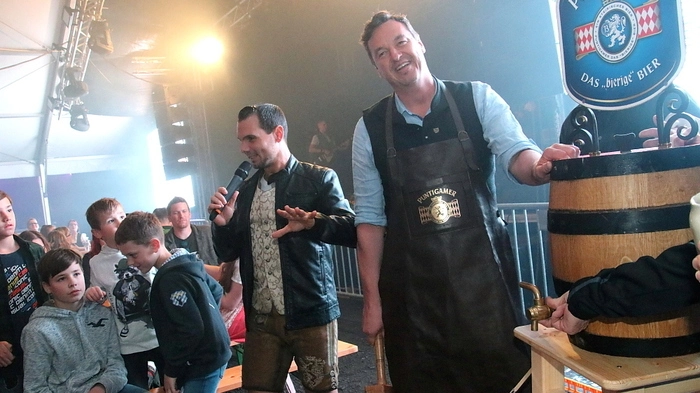 In einem riesengroßen Zelt in Bärnbach startete die heurige Sommerfest-Saison in der Lipizzanerheimat. Die Bärnbacher Frühlingswiesn begann, was das Wetter betrifft, nicht gerade verheißungsvoll. Bis kurz vor Veranstaltungsbeginn schüttete es, als ob der Himmel alle Schleusen geöffnet hätte.