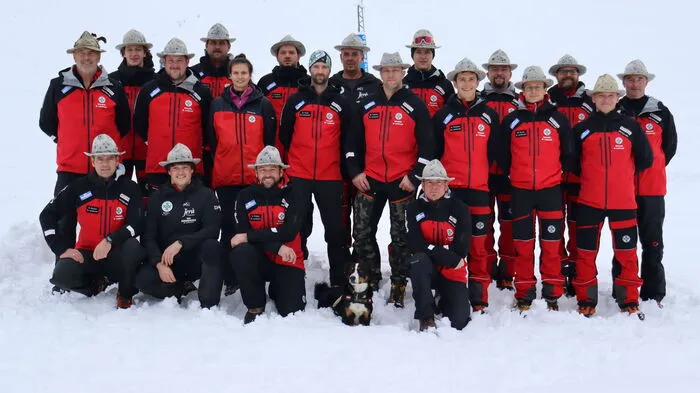 Gruppenfoto der Bergretterinnen und Bergretter in der Ortsstelle St. Lambrecht.