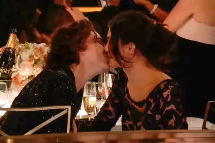 Für einen der romantischsten Momente sorgte die Schwester von Kim Kardashian. Bereits seit einigen Monaten wurde gemunkelt, dass Realitystar Kylie Jenner (26) und Schauspieler Timothée Chalamet (28) ein Paar sein sollen. Immer häufiger wurden die beiden zusammen gesichtet. Zu der Golden-Globes-Verleihung erschienen sie zwar getrennt am roten Teppich, aber im Saal wurde heftig geturtelt. Auf einem Video ist zu sehen, dass sich die beiden verliebt in die Augen sehen und sich danach einen kleinen Kuss geben.