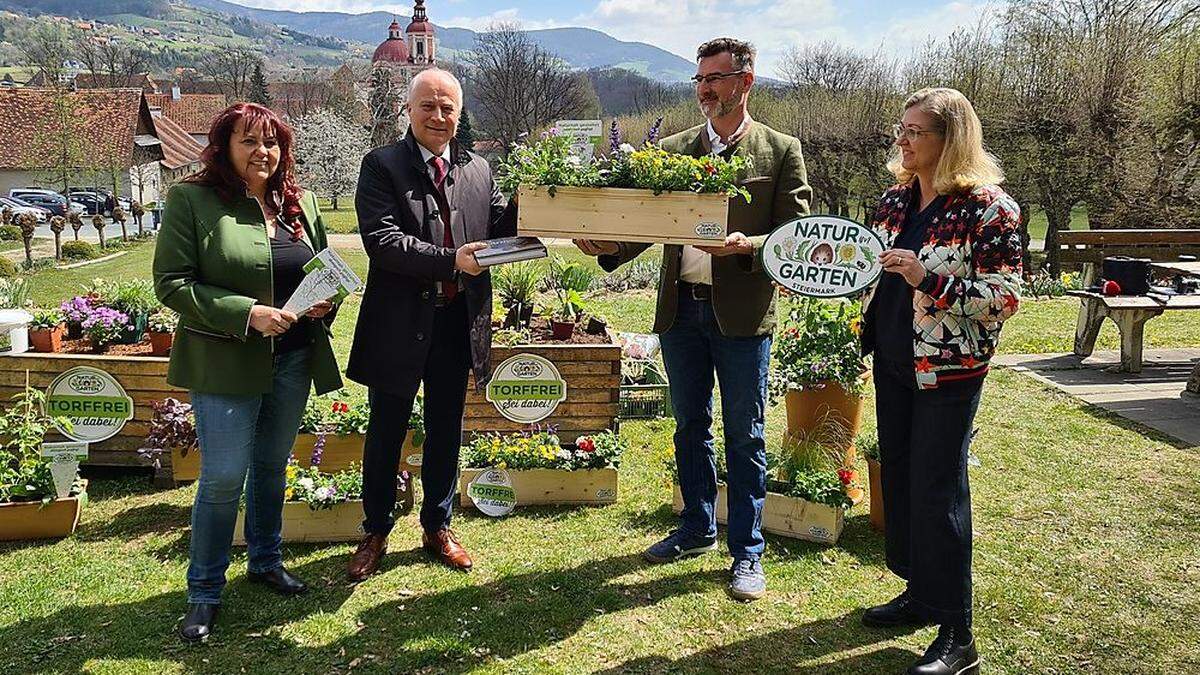 Gärtnermeister Klaus Wenzel überreichte Landesrat Johann Seitinger ein persönliches Pflanzkisterl. Ökoregion-Geschäftsführerin Margit Krobath (links) und &quot;Natur im Garten&quot;-Beraterin Birgit Nipitsch (rechts)