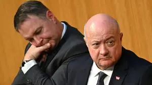 ABD0091_20251216 - WIEN - ÖSTERREICH: Vizekanzler Andreas Babler (SPÖ) und Bundeskanzler Christian Stocker (ÖVP) am Dienstag, 16. Dezember 2025, anl. einer Sondersitzung des Nationalrats im Parlament in Wien. - FOTO: APA/HELMUT FOHRINGER