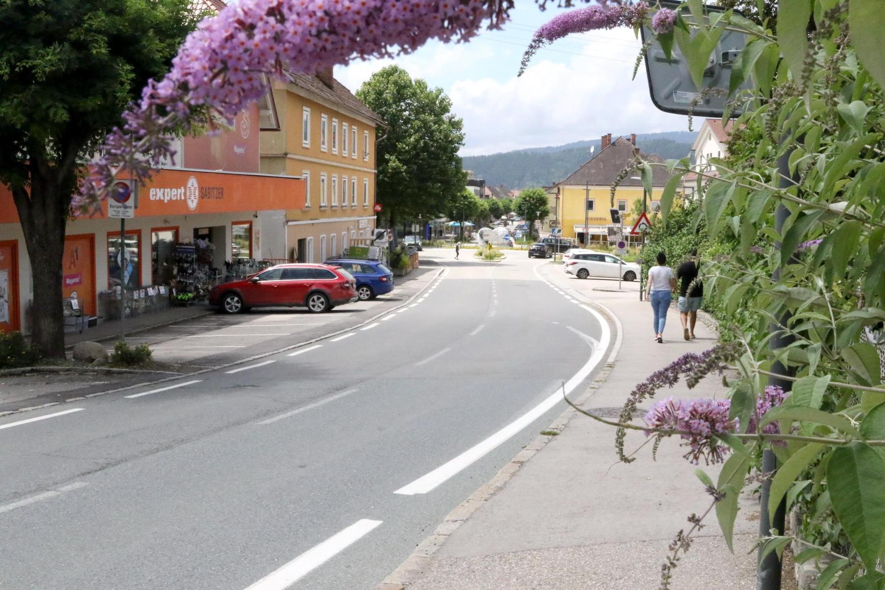 Überwachungskamera filmte : Brutale Szenen in Kärnten: Burschen prügeln minutenlang auf ihr Opfer ein