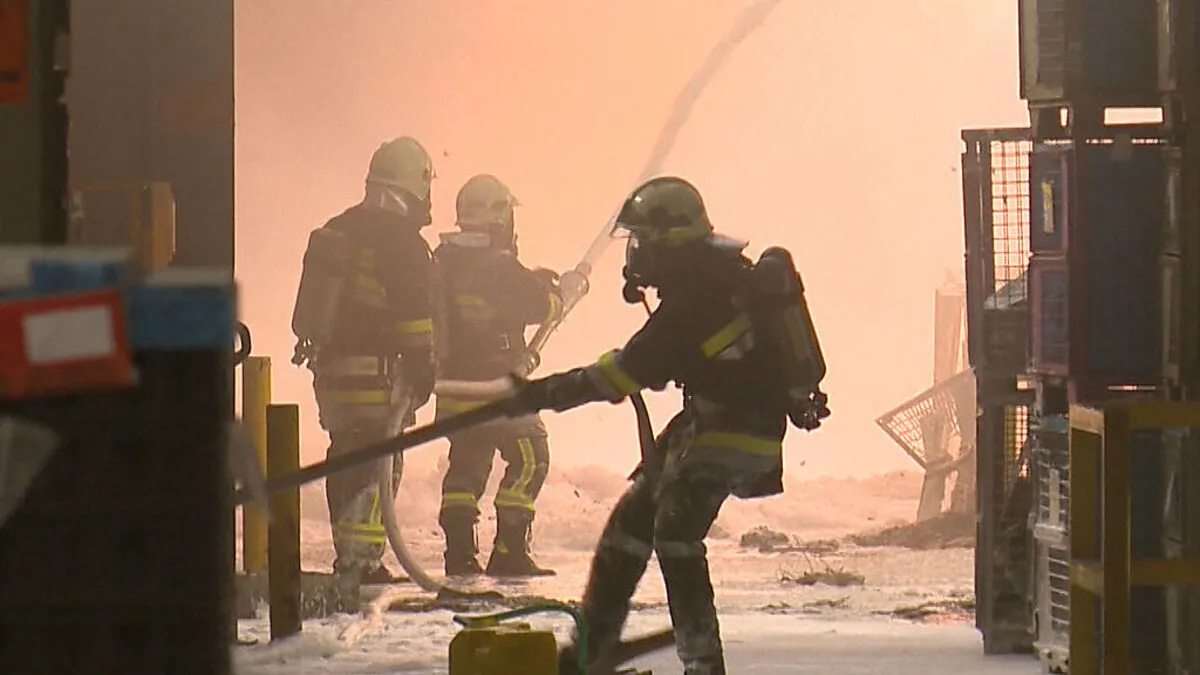  Seit Samstagfrüh kämpften die Feuerwehren in Altenmarkt bei St. Gallen gegen das Feuer, gestern konnten die Glutnester dann doch unter Kontrolle gebracht werden  