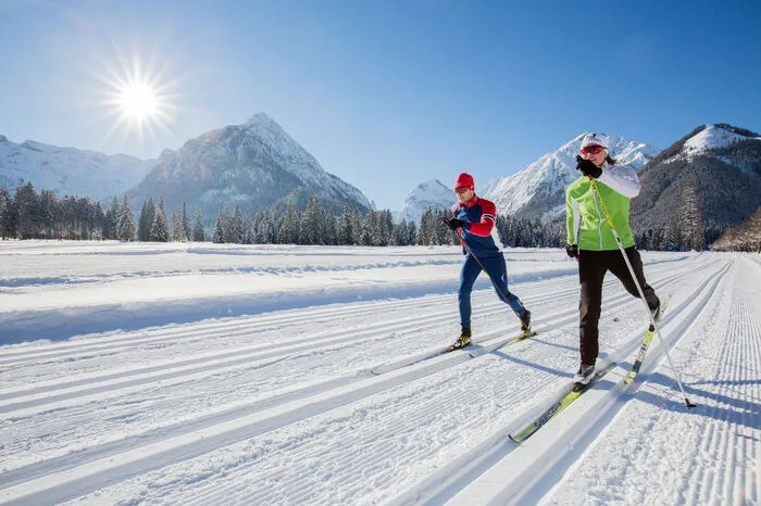 Ende der 1960er-Jahre, als Langlauf noch kein Thema in den österreichischen Alpen war, entwarf die Pertisauer Skischule Leitner den ersten Lehrplan für die nordische Sportart, um mit koordinierten Bewegungsabläufen die Natur und Umwelt bewusster erleben zu können. Heute locken mehr als 200 Loipenkilometer.