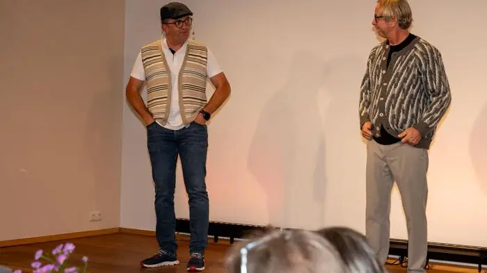 Unter dem Titel „Mitten aus dem Leben“ schafften sie es, mit ihren Pointen und Witzen, den Gästen in der Halle die Lachtränen zu entlocken, sodass kein Auge trocken blieb. 