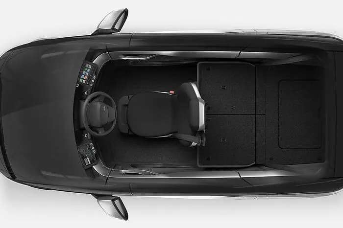 Das Armaturenbrett mit drei Screens umschließt den Fahrer, konventionelle Schalter gibt es kaum, dafür ist der Kleine vernetzt wie ein Großer und bekommt auch seine eigenen Updates wie ein Smartphone „over the air“ eingespielt. Eine Kamera ersetzt den traditionellen Innenspiegel. Sogar einige Assistenzsysteme sind sich im Paket noch ausgegangen.