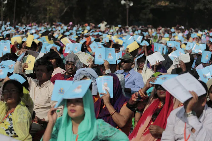 Franziskus hatte sich zu Beginn seines Pontifikats eine "arme Kirche für die Armen" zum Ziel gesetzt. In Bangladesch fährt der Papst auch an Elendssiedlungen vorbei, wenn er mit seinem Gefolge in Dhaka unterwegs ist.
