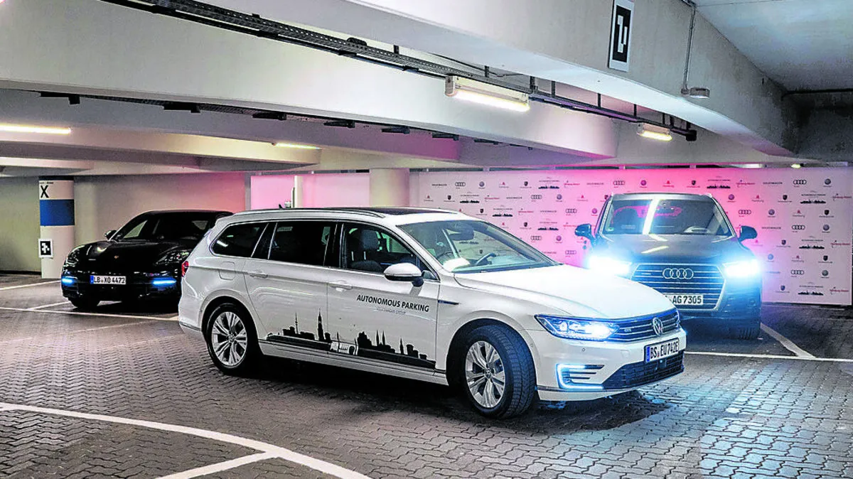 Wie von Geisterhand parken Autos in einem Feldversuch ganz von selbst ein