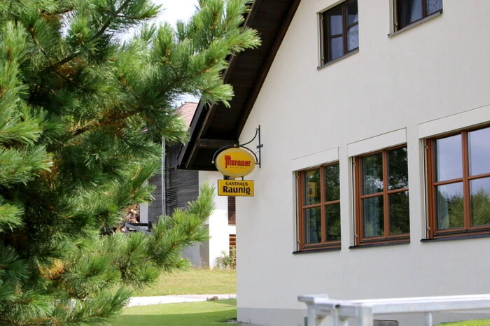 ... und ging steil bergauf zum Gasthaus Raunig in Eggen hoch über Kraig, wo der Zieleinlauf erfolgte. 
