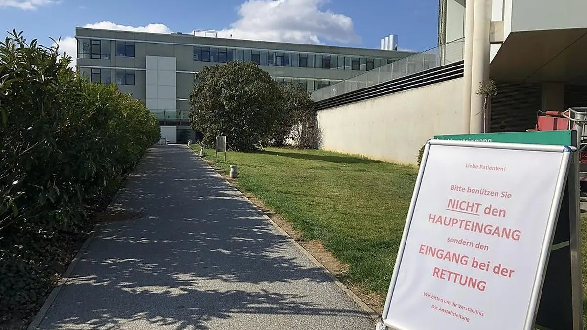 Das LKH Hartberg muss momentan wieder über den alten Eingang betreten werden.