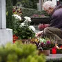Viele können die Pflege des Grabes selbst nicht mehr übernehmen