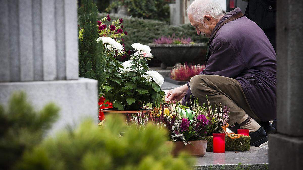 Viele können die Pflege des Grabes selbst nicht mehr übernehmen