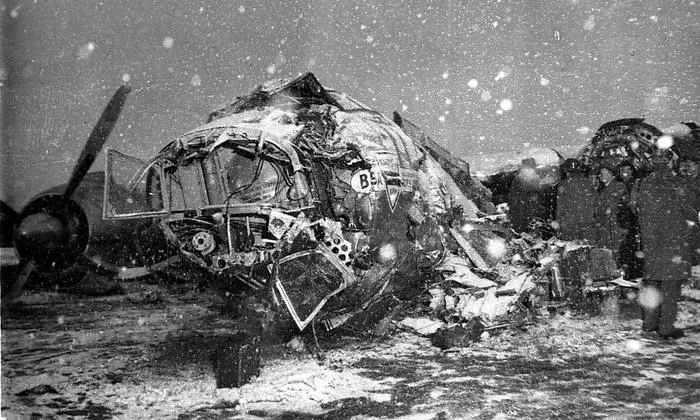 Die Unglücksmaschine, die vor 60 Jahren in München explodierte. Das Cockpit prallte gegen einen Baum, der Rumpf gegen eine Holzgarage, in der Benzin gelagert war 