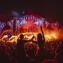 Der Festivalbesucher zeigte sich aggressiv gegenüber den Sicherheitskräften und verlor das Bewusstsein als die Sicherheitskräfte einschritten