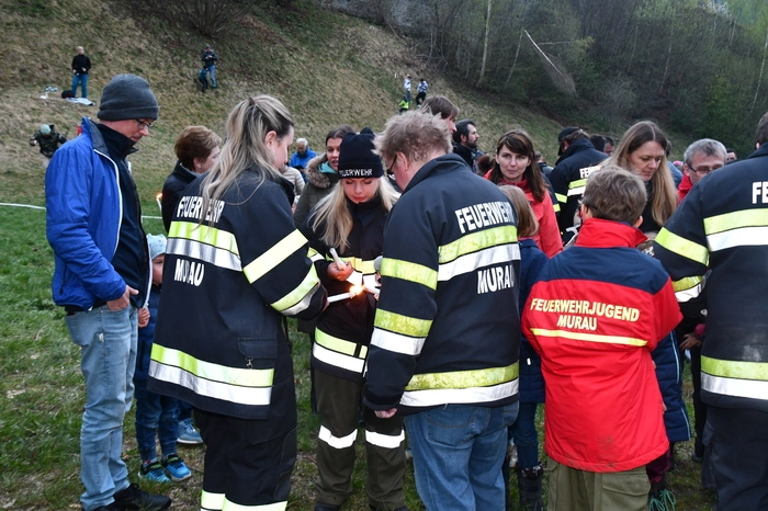 Seit drei Jahren wird das Osterfeuer aufgezimmert, die besorgen einige Männer die mit diesem Handwerk sehr vertraut sind, dies passiert am Karfreitag, die Tage zuvor liefert die Bevölkerung Grün- und Holzschnitt an. 