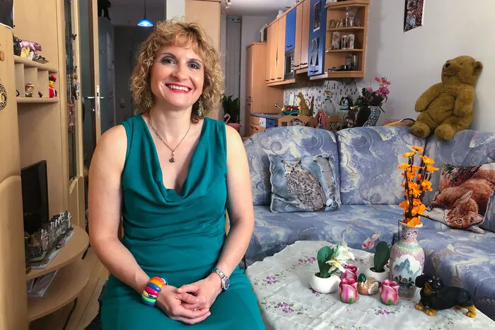 Doris, 44-jährige Aboverkäuferin aus Wien, hat eine Wohnung, die Nippes-technisch alle Stückeln spielt. Und so findet das Interview mit Nina Horowitz zwischen Tigern, Wölfen, Eulen, Schweinchen und anderen Figürchen in den unterschiedlichsten Größen statt. „Aber,“ stellt die 44-Jährige gleich klar, „wenn der neue Märchenprinz da anders tickt, gebe ich meine Deko-Gegenstände meinen Eltern. Das ist auch kein Problem.“ „Meinen ganz persönlichen Märchenprinzen gibt es ganz sicher. Ich werde ihn finden!“ Und der muss auch nicht so sein, wie Doris‘ Lieblingsprinz Harry! Auch, wenn ihr der Sohn des britischen Königs sehr gefällt. Aber die 44-Jährige schwärmt auch noch für einen anderen Mann, der optisch nicht gerade als ein Zwilling von Prinz Harry zu beschreiben ist: Der große „Gladiator“ himself! „Russel Crow verkörpert in dem Film alle Werte, die für mich einen g‘standenen Mann ausmachen – Stärke, Familiensinn und einen guten Charakter.“