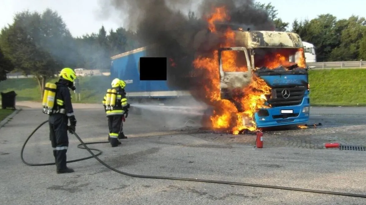 Das Führerhaus des Lkw brannte vollständig aus