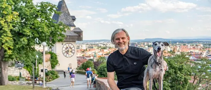 Helmut Jungwirth mit Hund Woody am Grazer Schlossberg