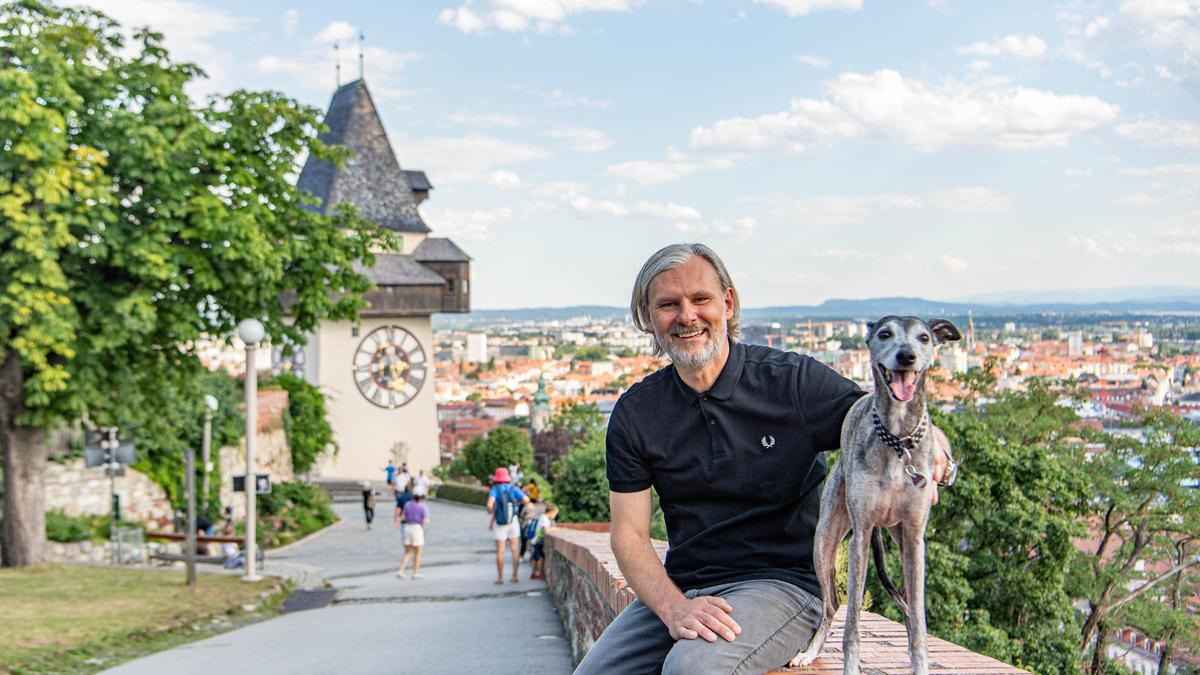 Helmut Jungwirth mit Hund Woody am Grazer Schlossberg