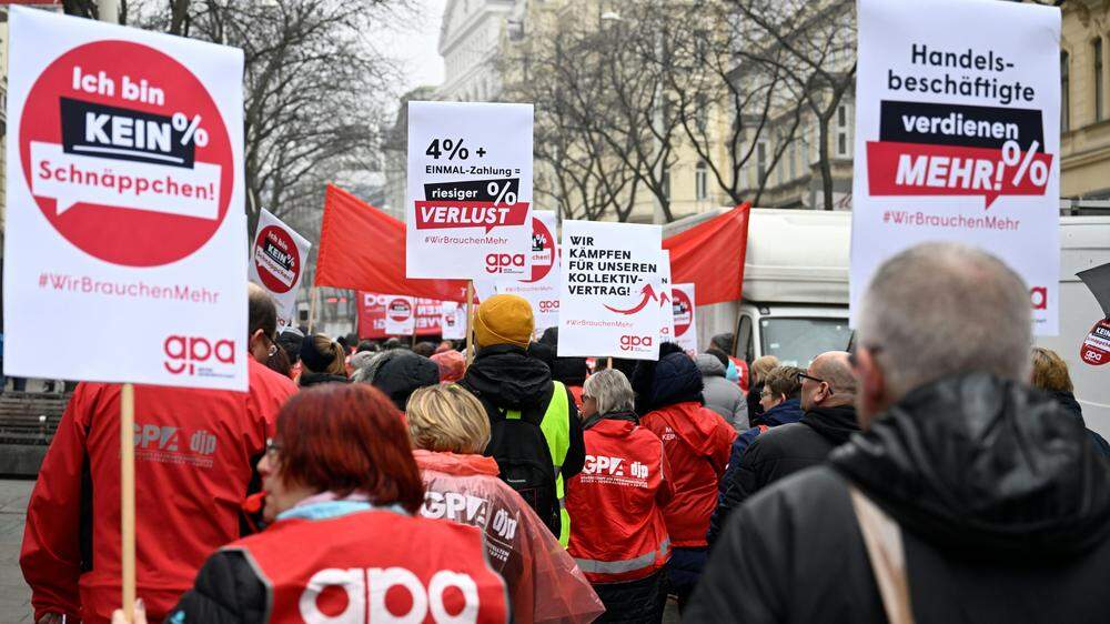 Demonstrationen Gewerkschaft GPA 'KV-Verhandlungen – Für fairen Gehaltsabschluss im Handel' am Mittwoch, 16. November 2022, in der Wiener Innenstadt