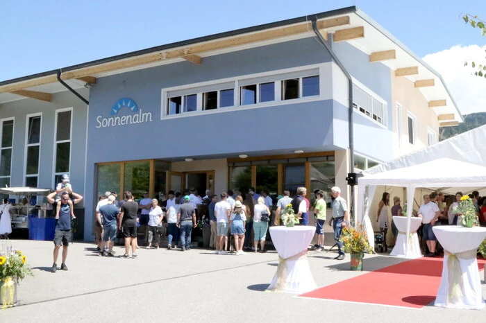 Und zwar in der Milchstraße 1 in Klein St. Paul, lud doch der Bäuerliche Milchhof „Sonnenalm“ zum 25-Jahr-Jubiläum. 