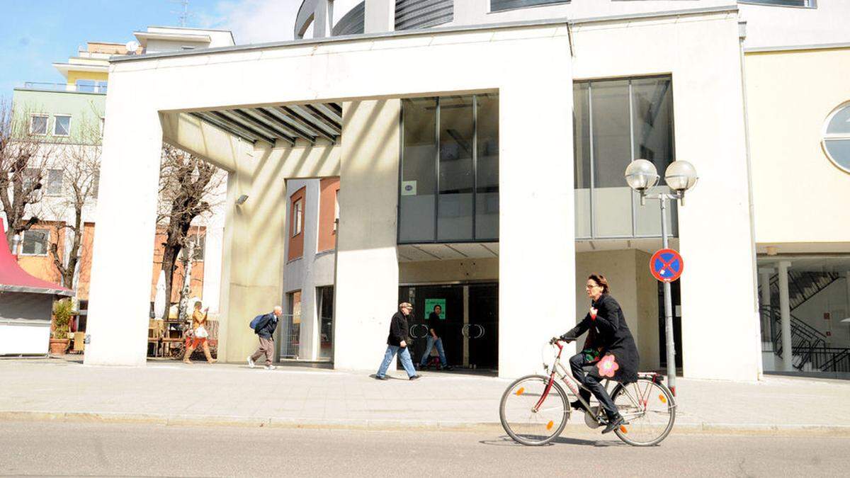 In diesem Haus siedeln sich Kaufhaus und Fitnesscenter an