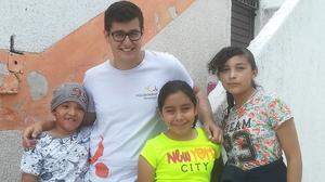 Elias Valladares mit drei Schützlingen in der mexikanischen Internatschule: „Ich würde alles wieder so machen