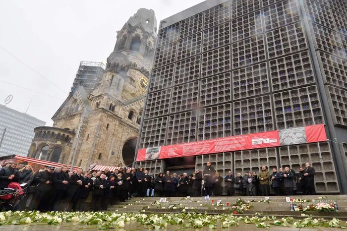 Mit einem symbolischen Akt sollte dabei an der Gedächtniskirche das letzte Stück eines knapp 17 Meter langen, goldenen Risses im Boden vervollständigt werden.