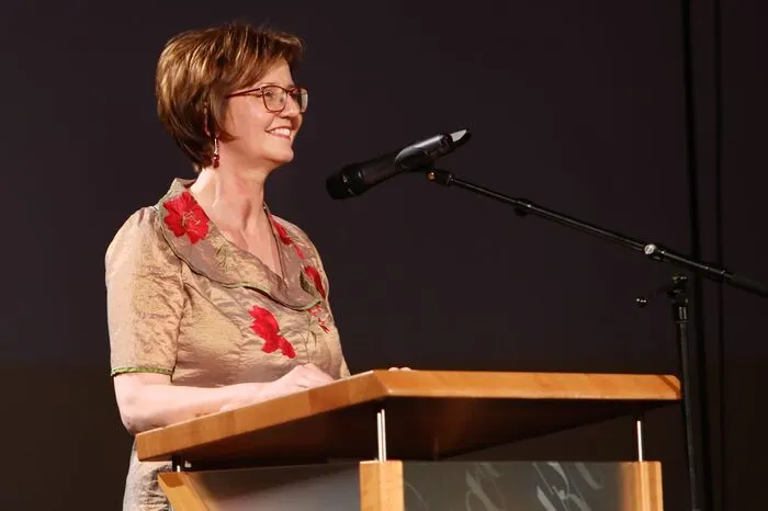 Direktorin Rosalia Kuchling begrüßt die vielen Ehrengäste und Schüler.