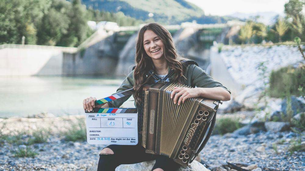 Melanie Brugger will mit moderner Volksmusik Karriere machen