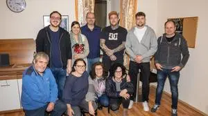 18.11.2025, Selzthal, Steiermark, Österreich (Austria): Die Theaterrunde Selzthal probt für das Krampusspiel, das nach mehrjähriger Pause am 29. November 2025 wieder aufgeführt wird. Bild zeigt Mitwirkende der Theaterrunde Selzthal mit dem Autor des Krampusspiels Dietmar Wassertheurer, ganz links, und der Obfrau der Theaterrunde, Laetizia Hejlik, hockend Zweite von rechts. 
Fotocredit: Martin Huber