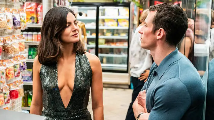 Callum Turner and Monica Barbaro in „One Night Only“