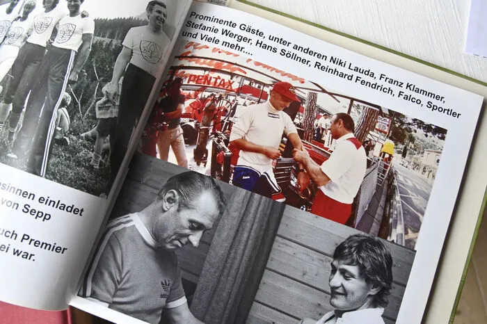 Dieses Foto in der Chronik wurde von Niki Lauda mit einem Autogramm versehen.