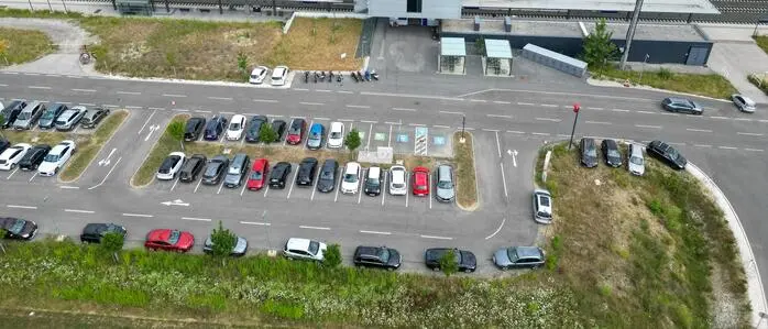 Zu sehen ist ein überfüllter Parkplatz 