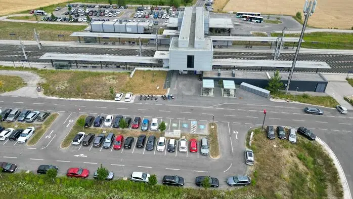 Zu sehen ist ein überfüllter Parkplatz