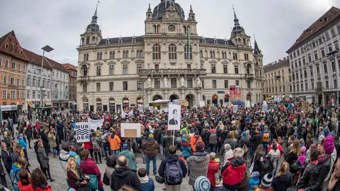 Zwischen 1200 (Polizei) und 2000 (Rettet die Mur) Menschen demonstrierten heute, Freitag, wieder gegen das Murkraftwerk in Graz-Puntigam.