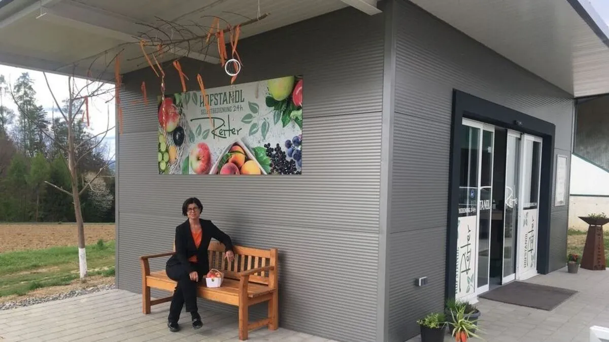 Ursula Reiter (Gleisdorf) vor dem von ihrer Familie betriebenen Hofstandl