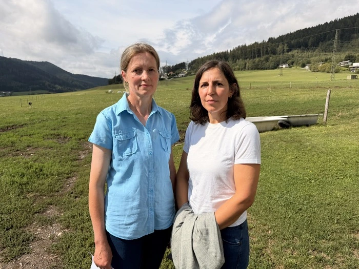 Milchbäuerin und Rinderzüchterin Heidrun Ofner (l.) mit der behandelnden Tierärztin Barbara Wolfger