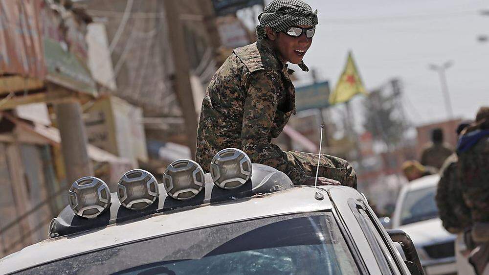 Ein kurdischer Kämpfer in Ain Issa - jener Stadt, die nun von den Jihadisten zurückerobert wurde