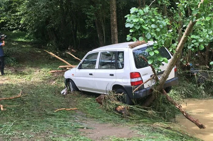 Fahrzeuge wurden von den Wassermassen mitgerissen.