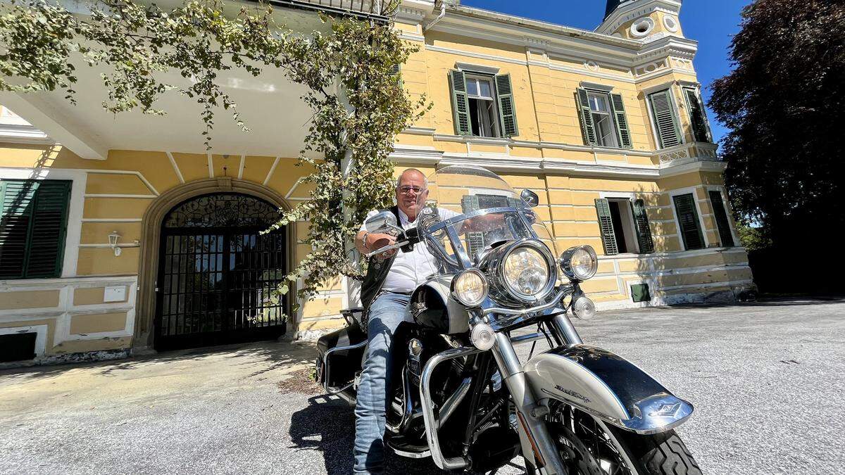 Immobilienmakler Wolfgang Popp kommt zu Besichtigungen mit seinem Firmenfahrzeug – seiner Harley-Davidson