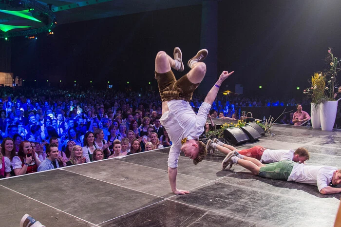 Das Lederhosen und Breakdance kein Widerspruch sein muss, bewiesen die Jungs der Dancefloor Destruction Crew.
