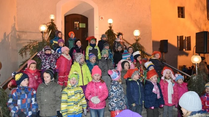 Einen Adventzauber im Schlosshof des Gailtaler Heimatmuseums gestalteten Kindergarten Pressegger See,  Volksschule Egg, Bläserquartett der Musikschule und  Alphornbläser mit Ausstellern der Afrikahilfe von Elisabeth Muffat, der Tagesstätte der AVS, Kiwanis und Krampusgruppe.