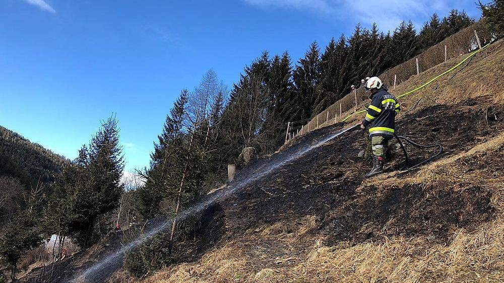 Auf einer steilen Wiese brach am Donnerstag ein Brand aus