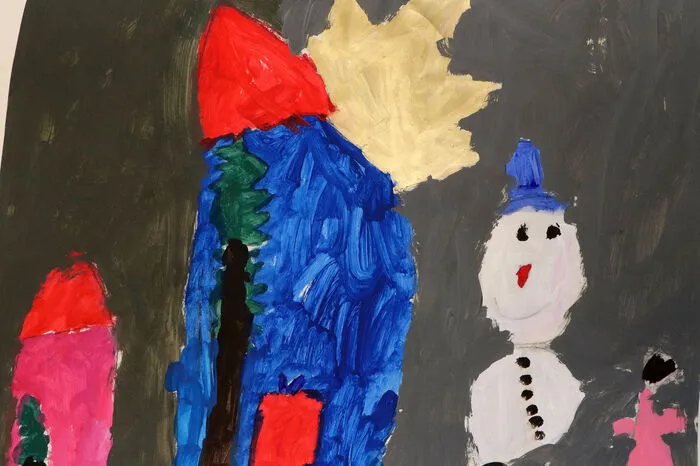 Marie Pirker (5 Jahre) aus Feldkirchen hat einen Schneemanngezeichnet. Im Haus steht bereits der Christbaum.