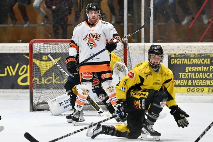 #9 Essmann Kevin EC Hornets Spittal, #90 Edlinger Patrick USC Velden, EC Hornets Spittal vs. USC Piraten Velden 18.2.2024, EC Hornets Spittal vs. USC Piraten Velden 18.2.2024 am 18.02.2024 in Spittal an der Drau (Eissportzentrum Spittal), Austria, (Photo by Bernd Stefan)